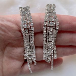 Gorgeous, dangling rhinestone earrings!